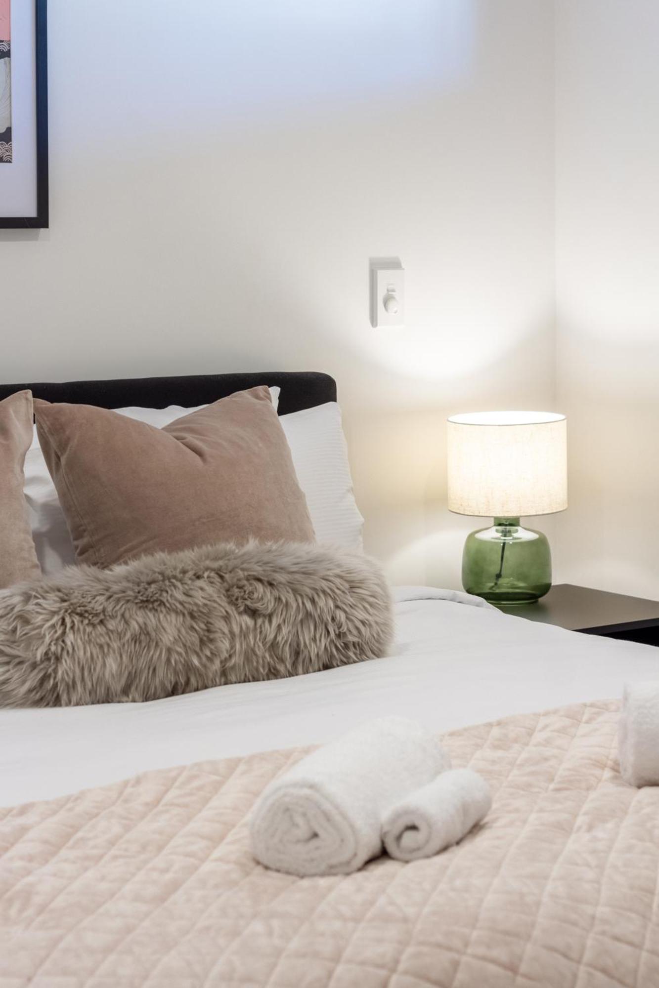 Cozy 1-Bed Apartment With Park Views, Sleeps 4 Christchurch Eksteriør billede