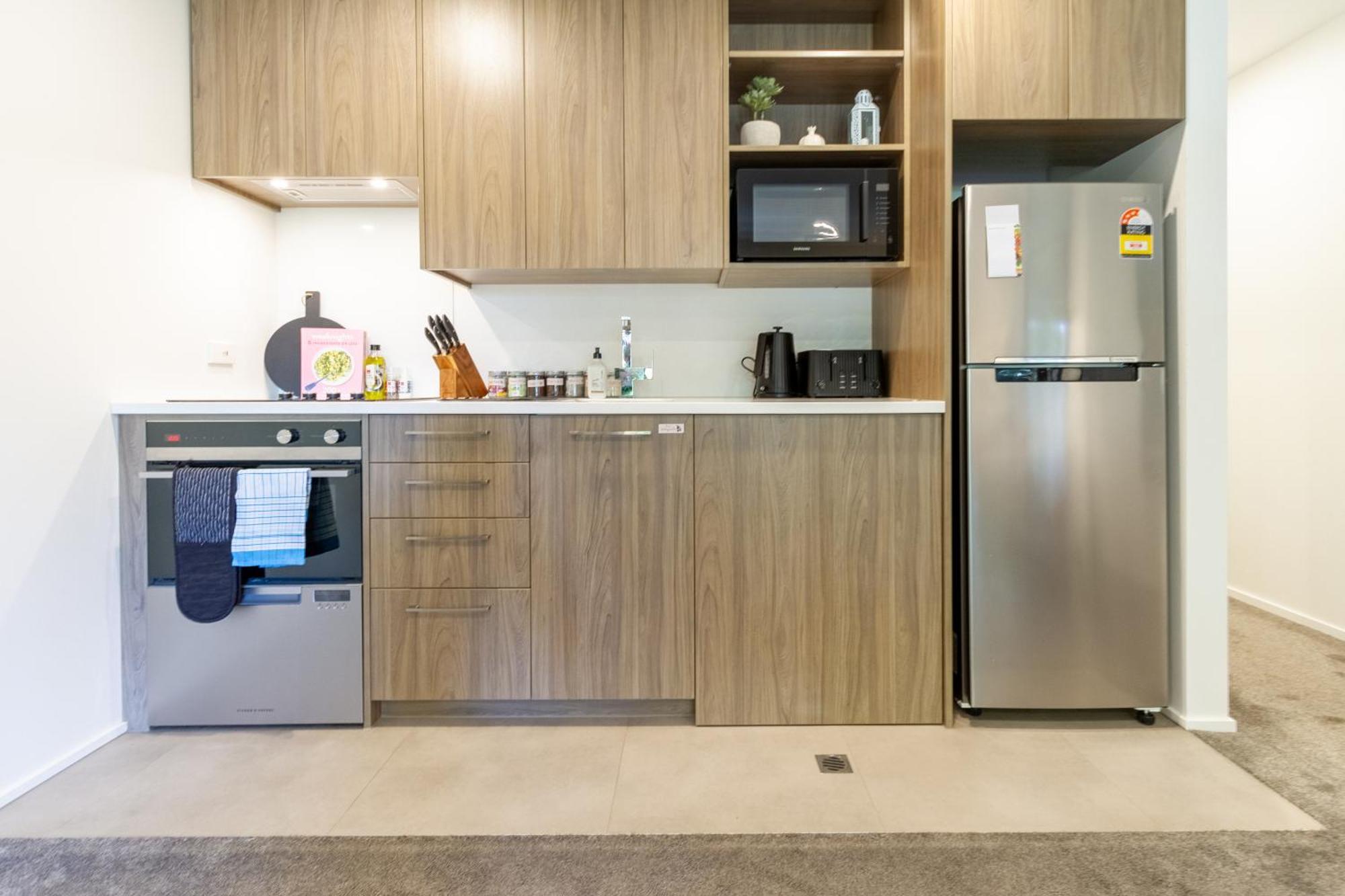 Cozy 1-Bed Apartment With Park Views, Sleeps 4 Christchurch Eksteriør billede