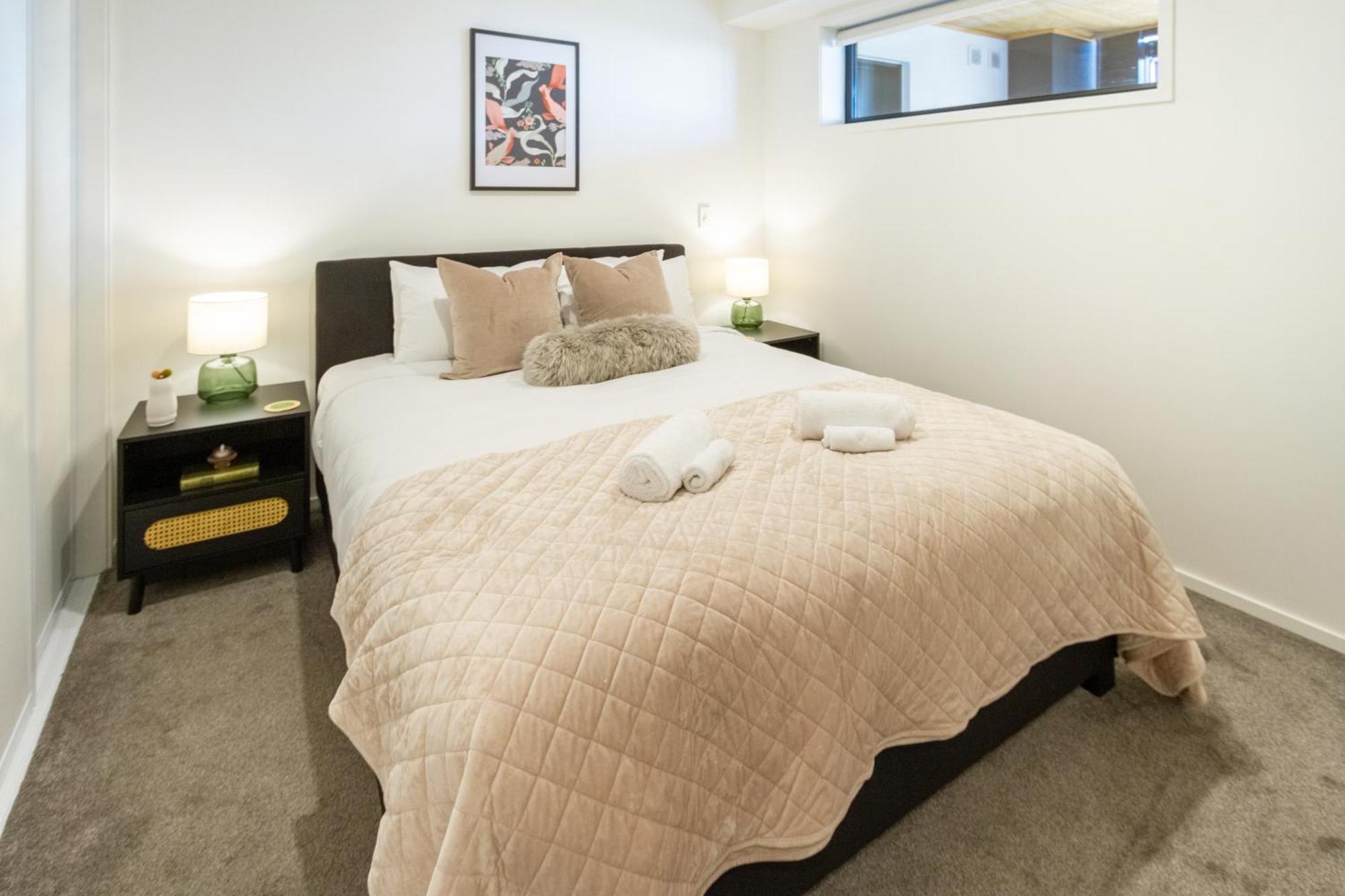 Cozy 1-Bed Apartment With Park Views, Sleeps 4 Christchurch Eksteriør billede