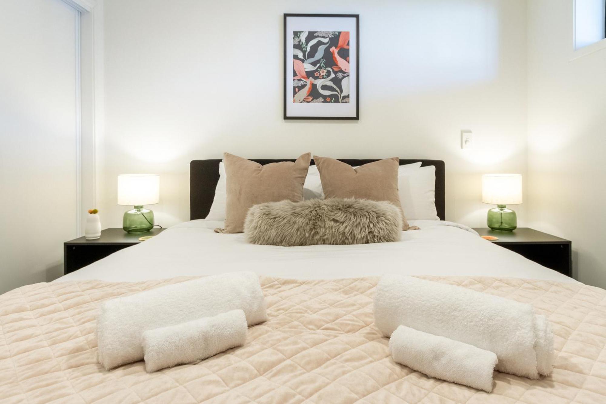 Cozy 1-Bed Apartment With Park Views, Sleeps 4 Christchurch Eksteriør billede