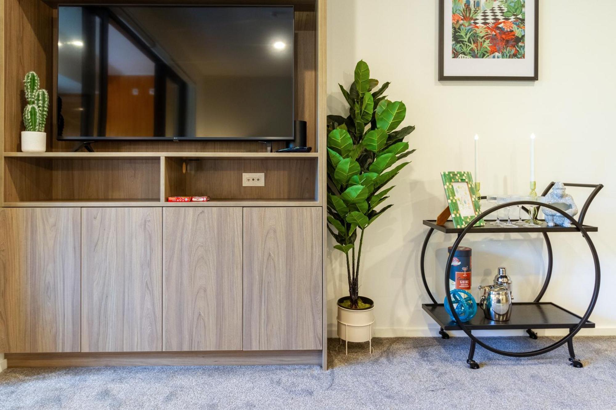 Cozy 1-Bed Apartment With Park Views, Sleeps 4 Christchurch Eksteriør billede